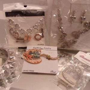 NWTS 2 BRACELETS 2 NECKLACES & LIZARD BROOCH. C217